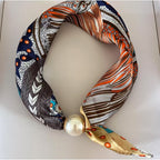 🤍 ✨Magnetisk scarf med pärla – elegant på några sekunder