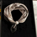 🤍 ✨Magnetisk scarf med pärla – elegant på några sekunder